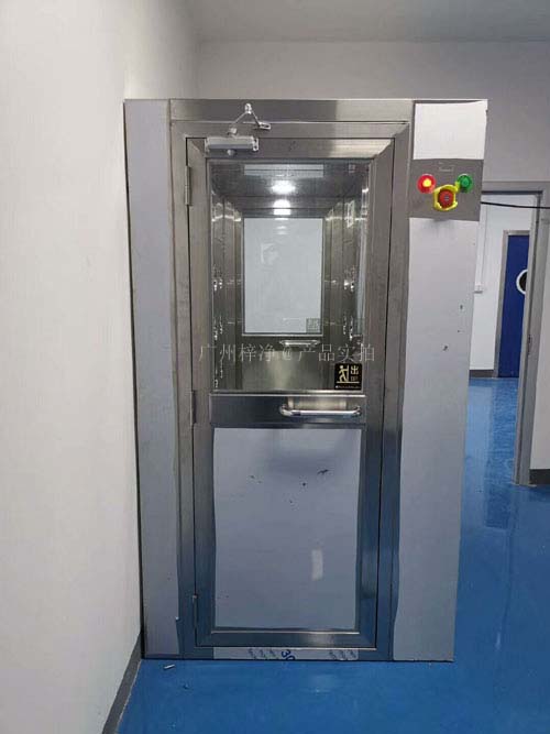 不銹鋼風(fēng)淋室(風(fēng)淋門)產(chǎn)品實(shí)物圖 不銹鋼風(fēng)淋室(風(fēng)淋門)產(chǎn)品實(shí)物圖